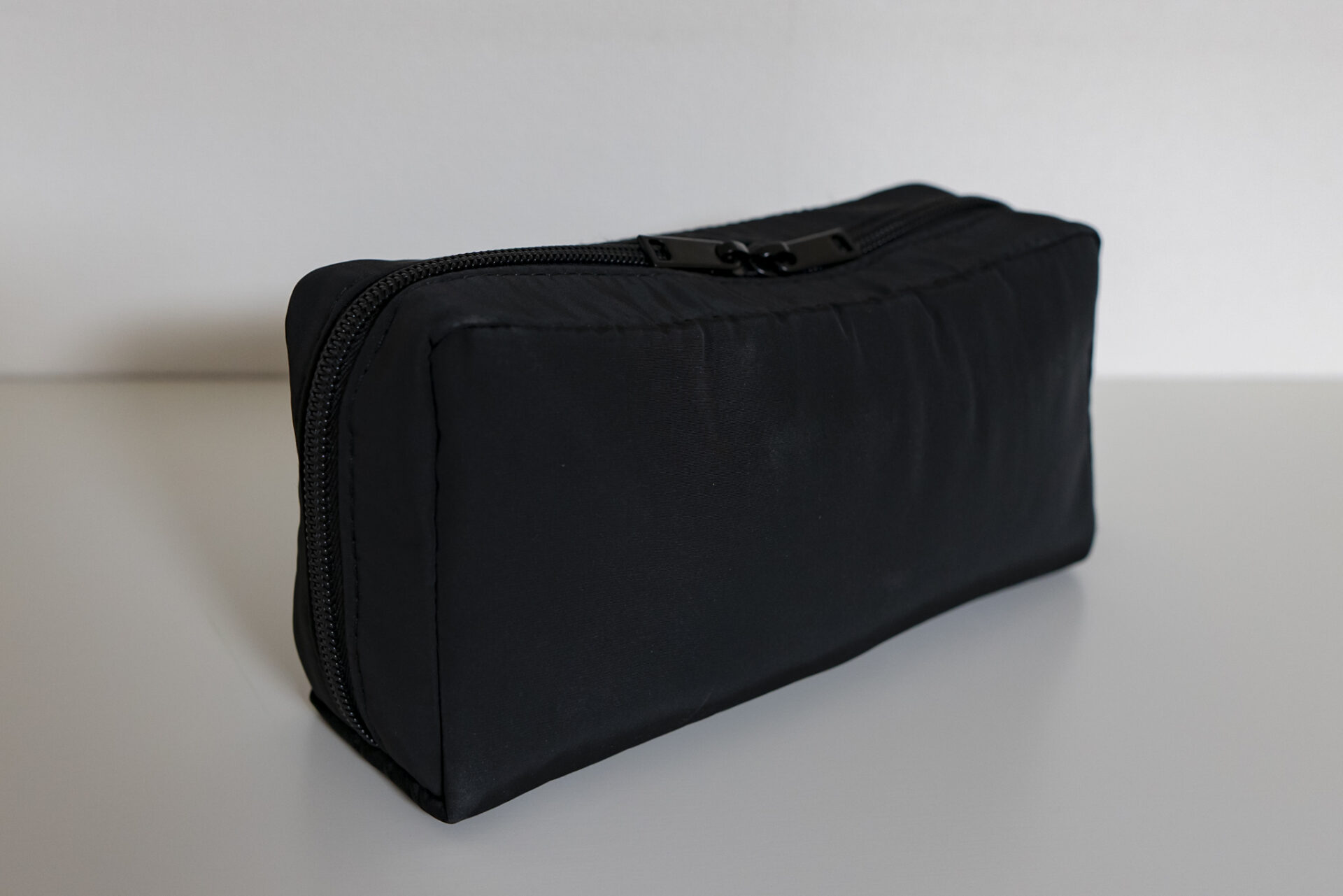 究極にシンプル 無印良品のガジェットポーチ